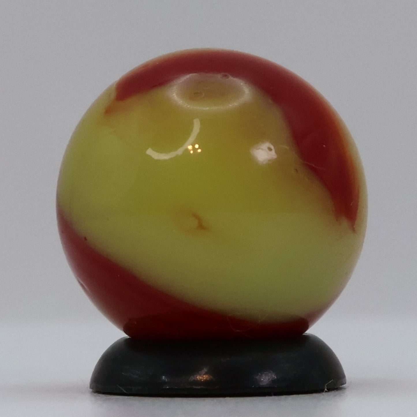 5/8" Peltier National Line Rainbo Marble Red Bee NM+