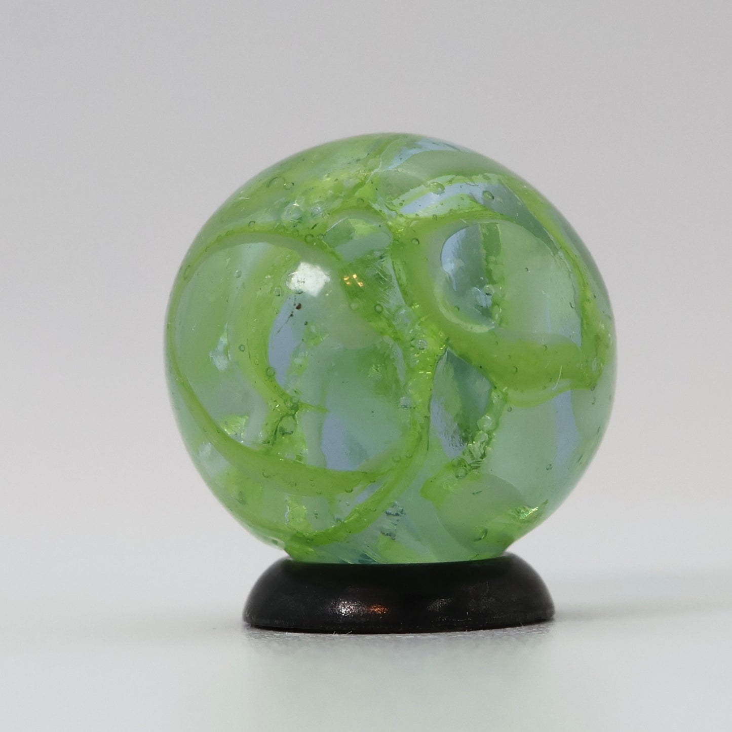 3/4" VINTAGE Veiligglas Lime Green & White M-