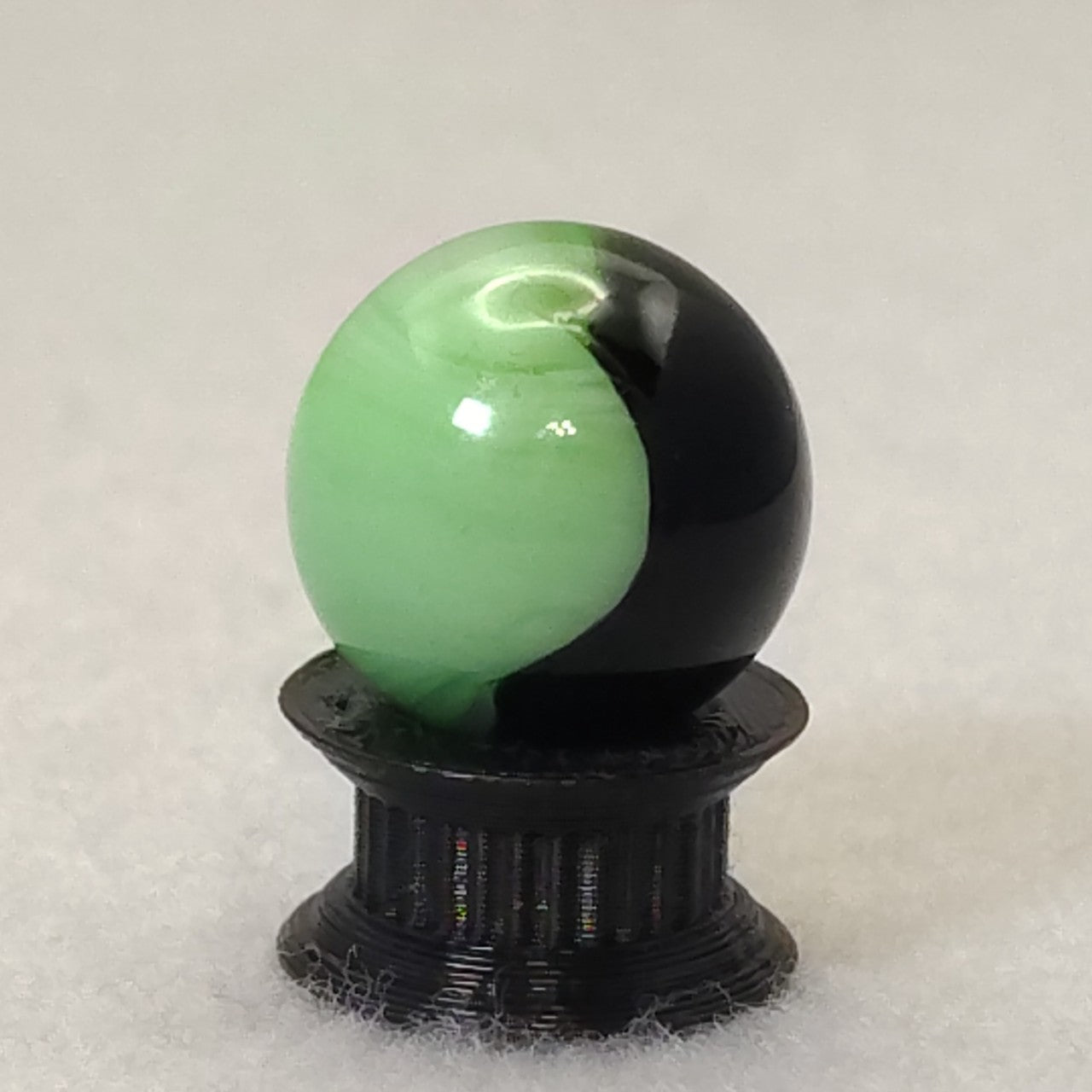 15.5mm Akro Agate Patch Marble Lime Green & Black NM