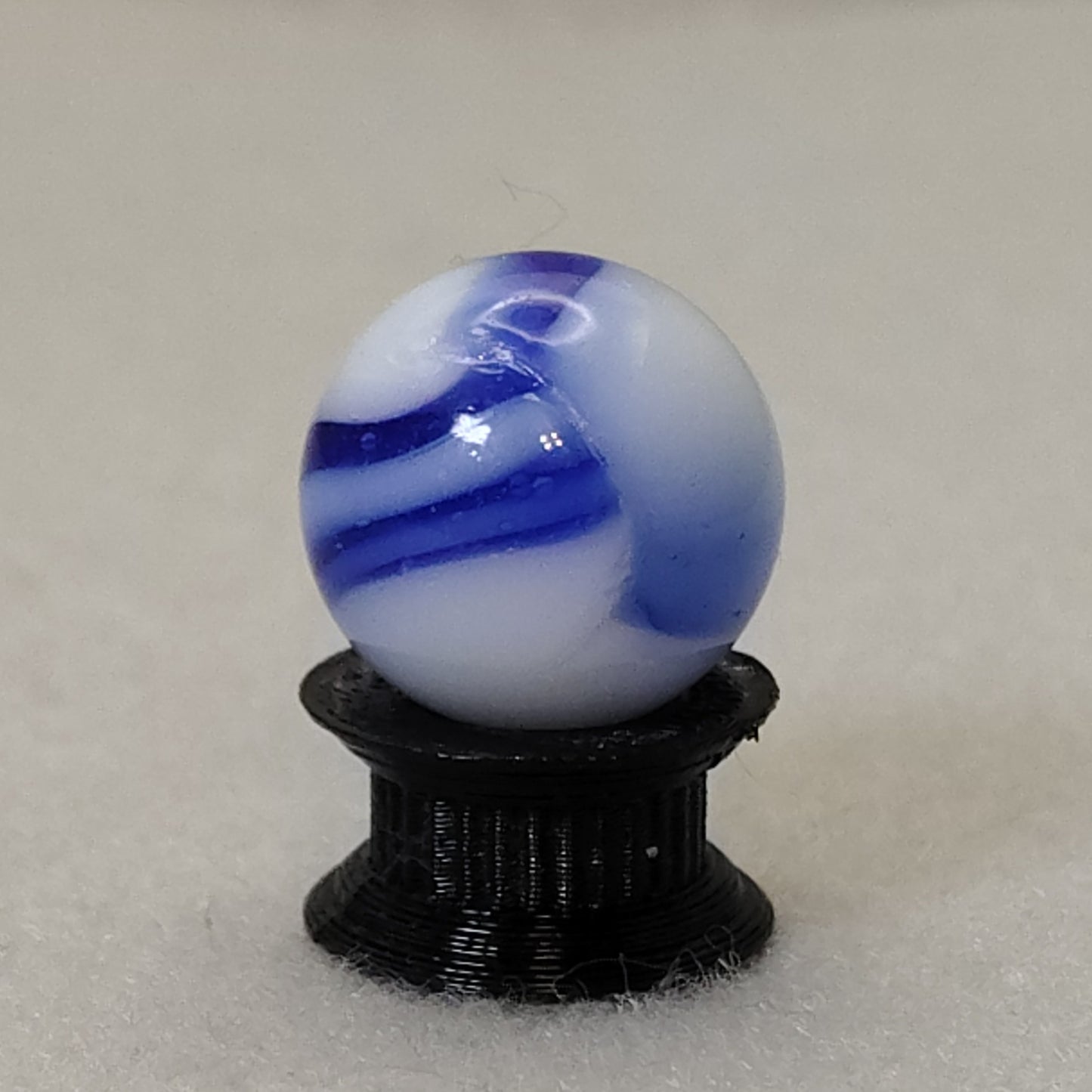 16mm Peltier Rainbo Marble Striped Blue on White NM+