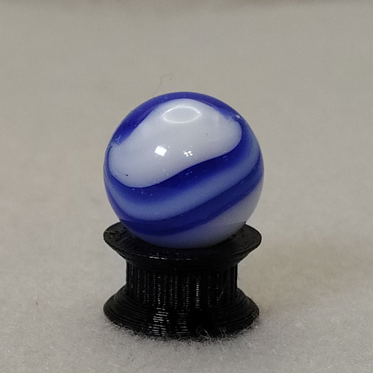 16mm Peltier Rainbo Marble Striped Blue on White NM+