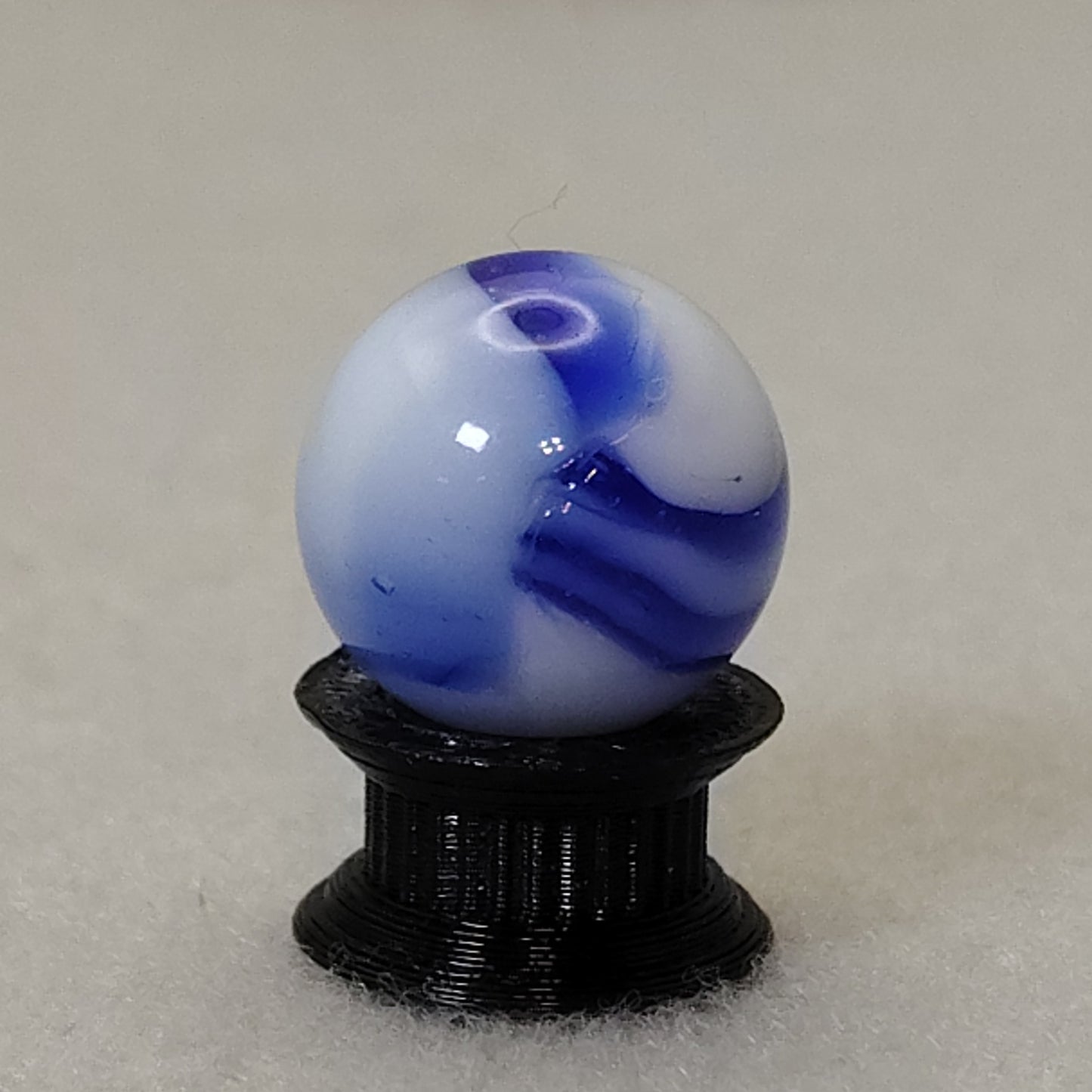 16mm Peltier Rainbo Marble Striped Blue on White NM+
