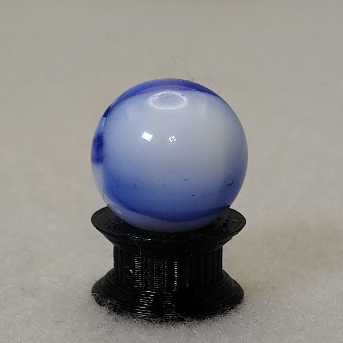 16mm Peltier Rainbo Marble Striped Blue on White NM+