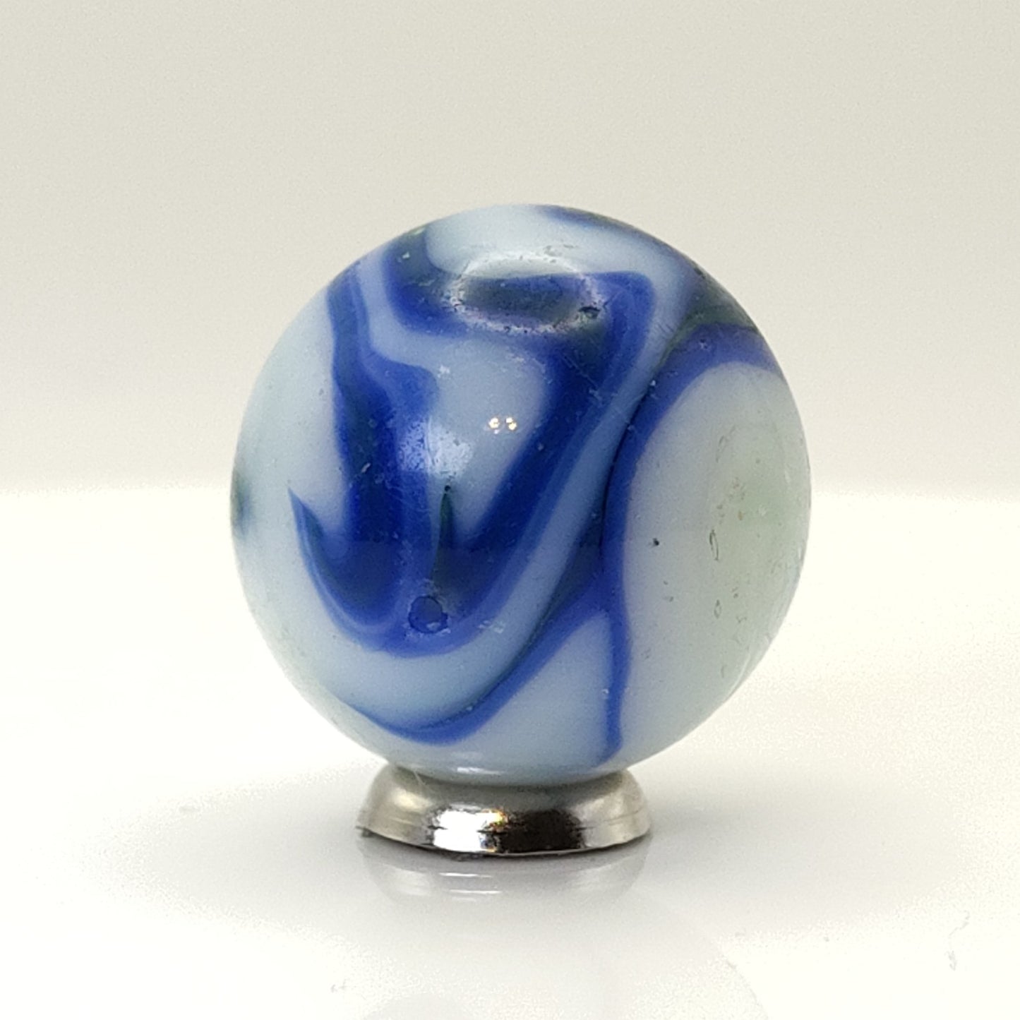 1" Alley Agate Flame Swirl Blue & Green on white NM-