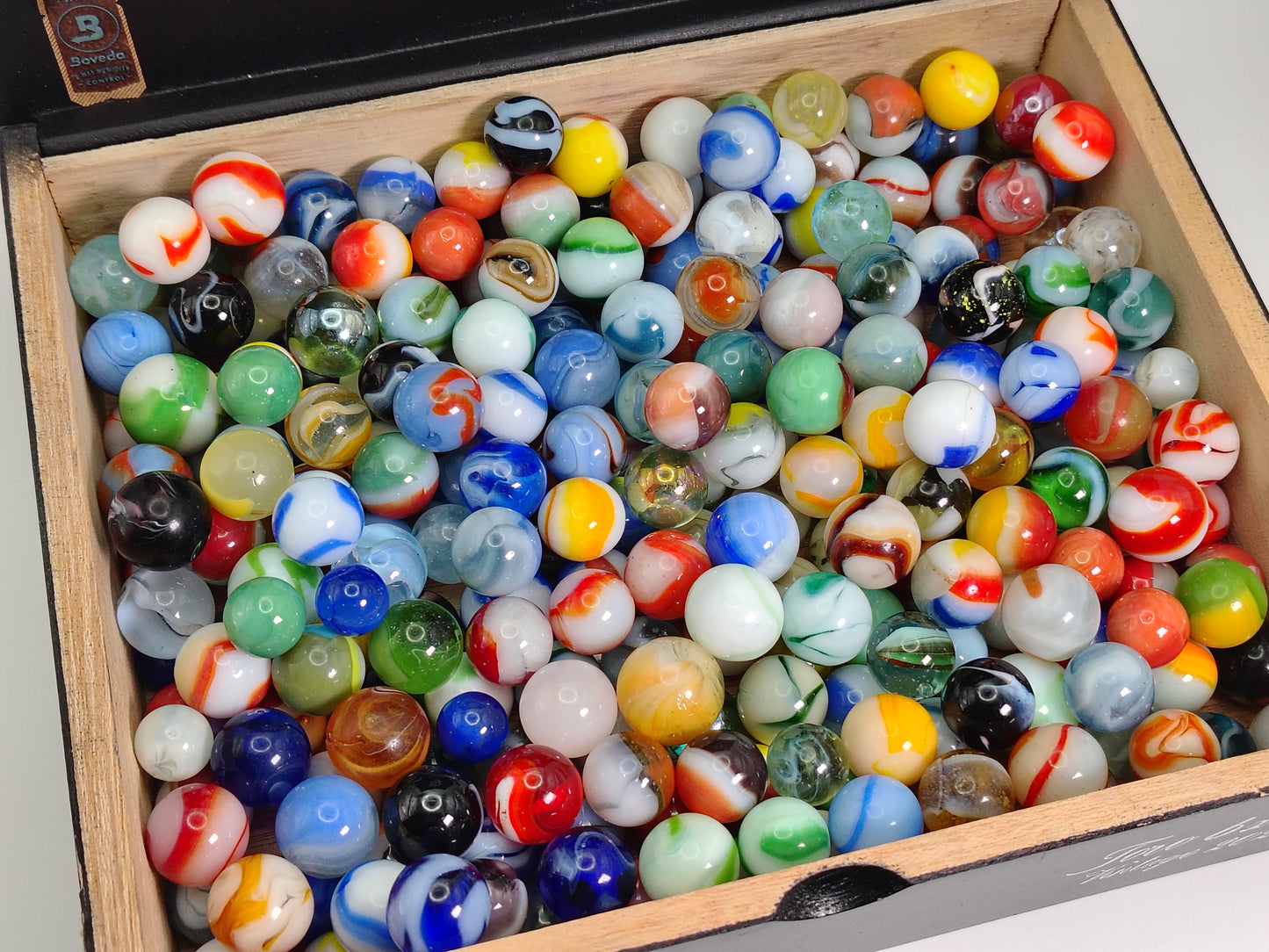 3lbs mixed vintage marbles in cigar box NM+ to M