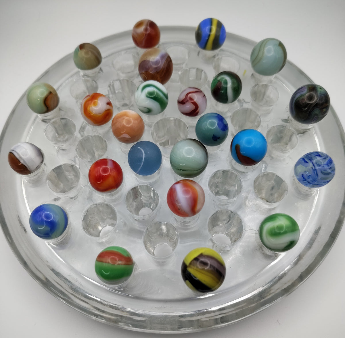 Foam padded cigar box with 24 great marbles! NM-M (see photos) Names in desc.