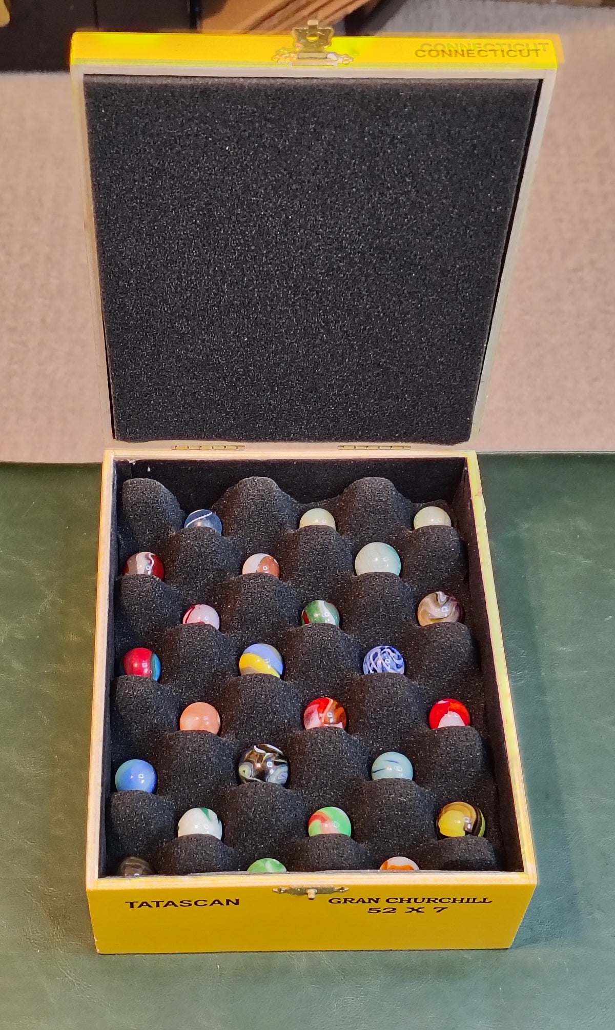 Foam padded cigar box with 24 great marbles! NM-M (see photos) Names in desc.