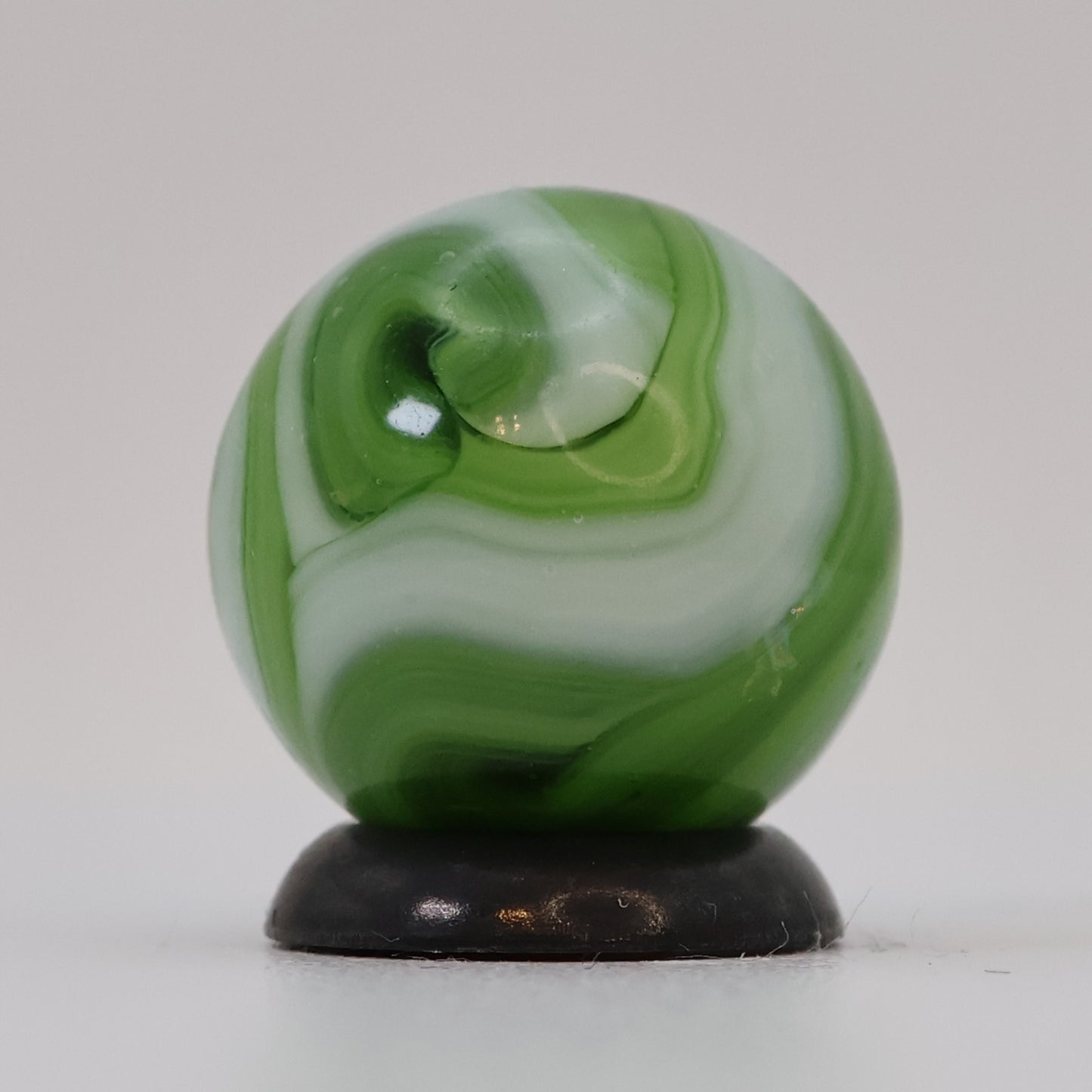 5/8" Gorgeous Swirl Marble Green & White NM