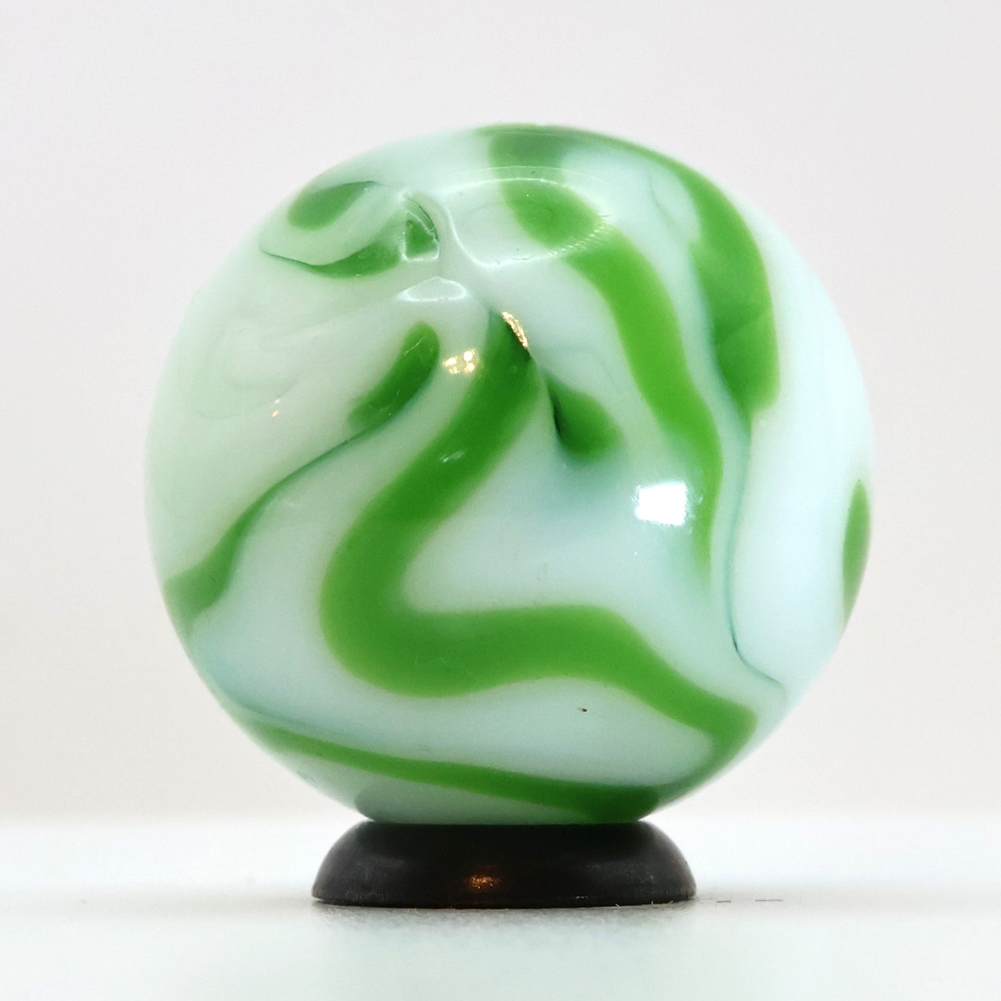 7/8" Swirl Marble White & Green NM+