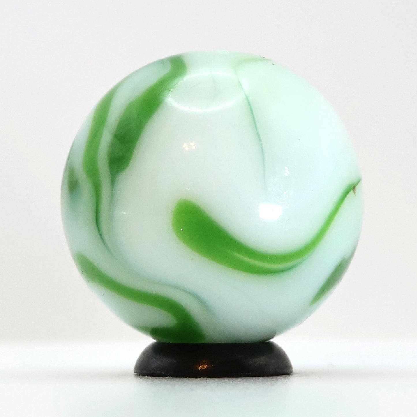7/8" Swirl Marble White & Green NM+