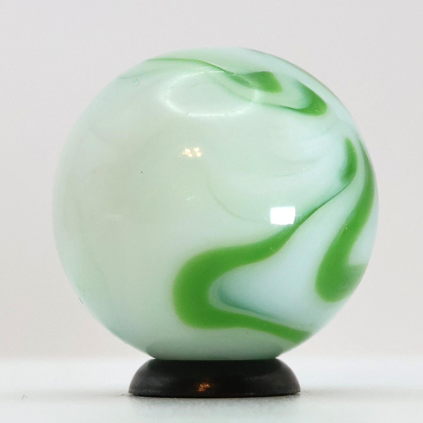 7/8" Swirl Marble White & Green NM+
