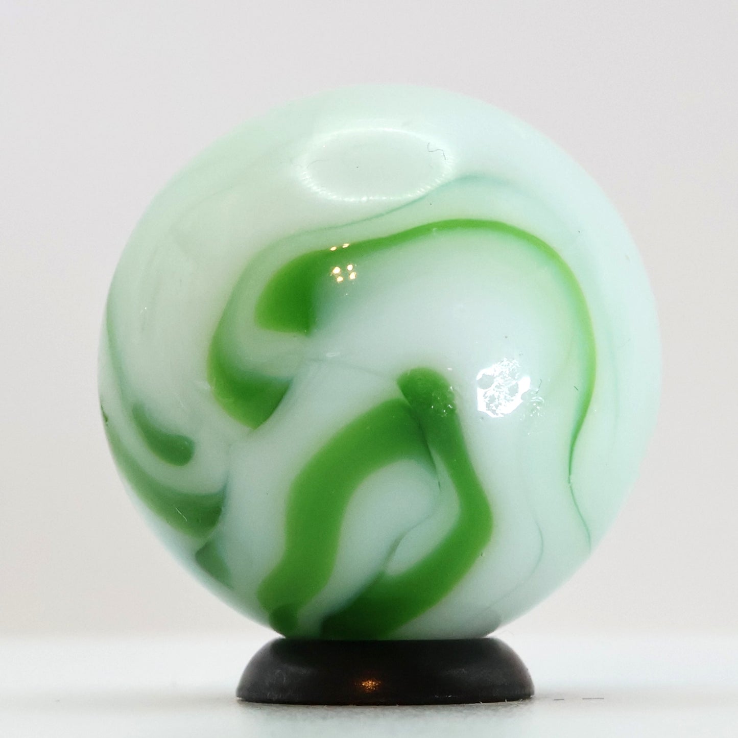 7/8" Swirl Marble White & Green NM+