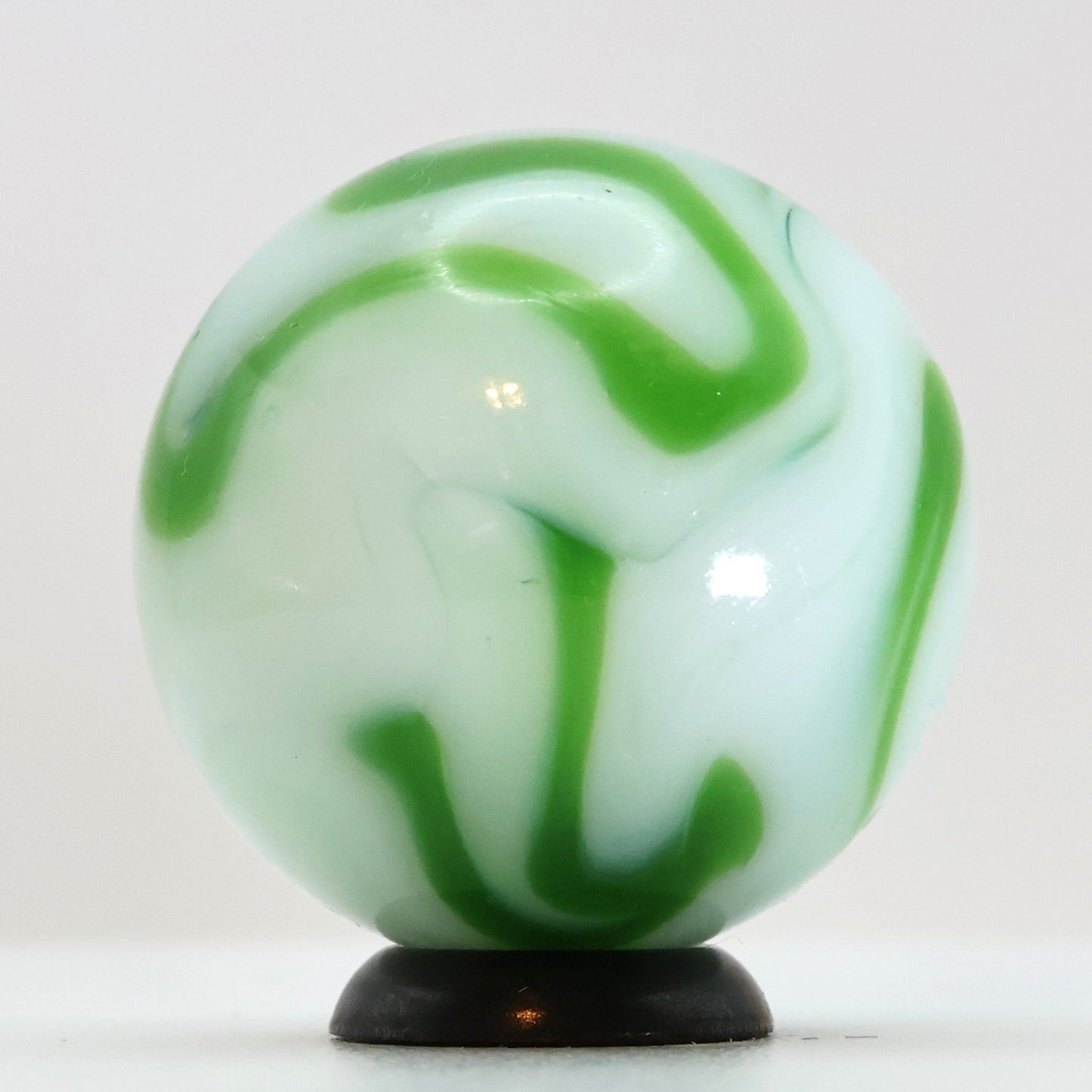 7/8" Swirl Marble White & Green NM+