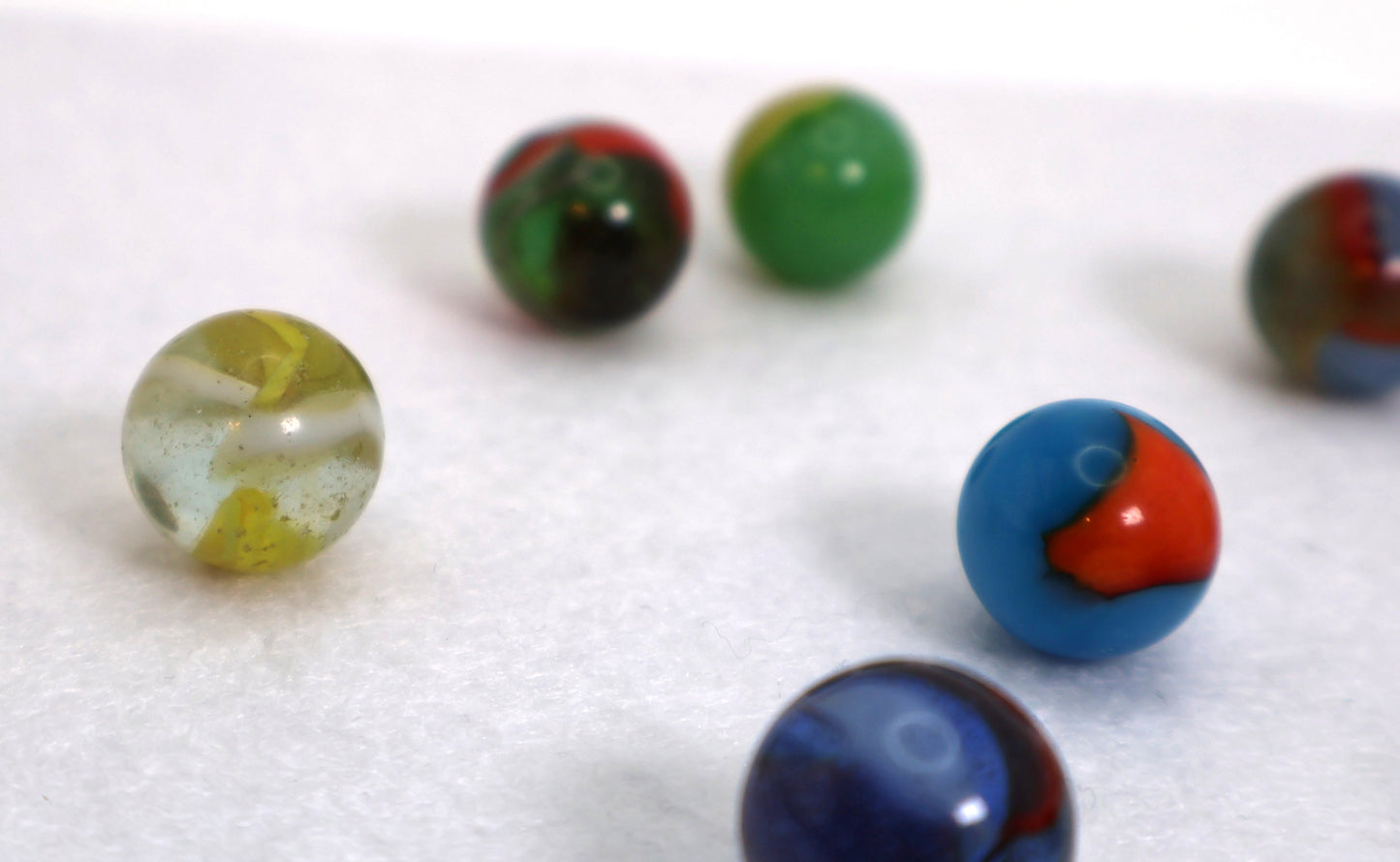 11pcs 5/8" Variety Mix Peltier Patches and Rainbo Marbles NM- to M