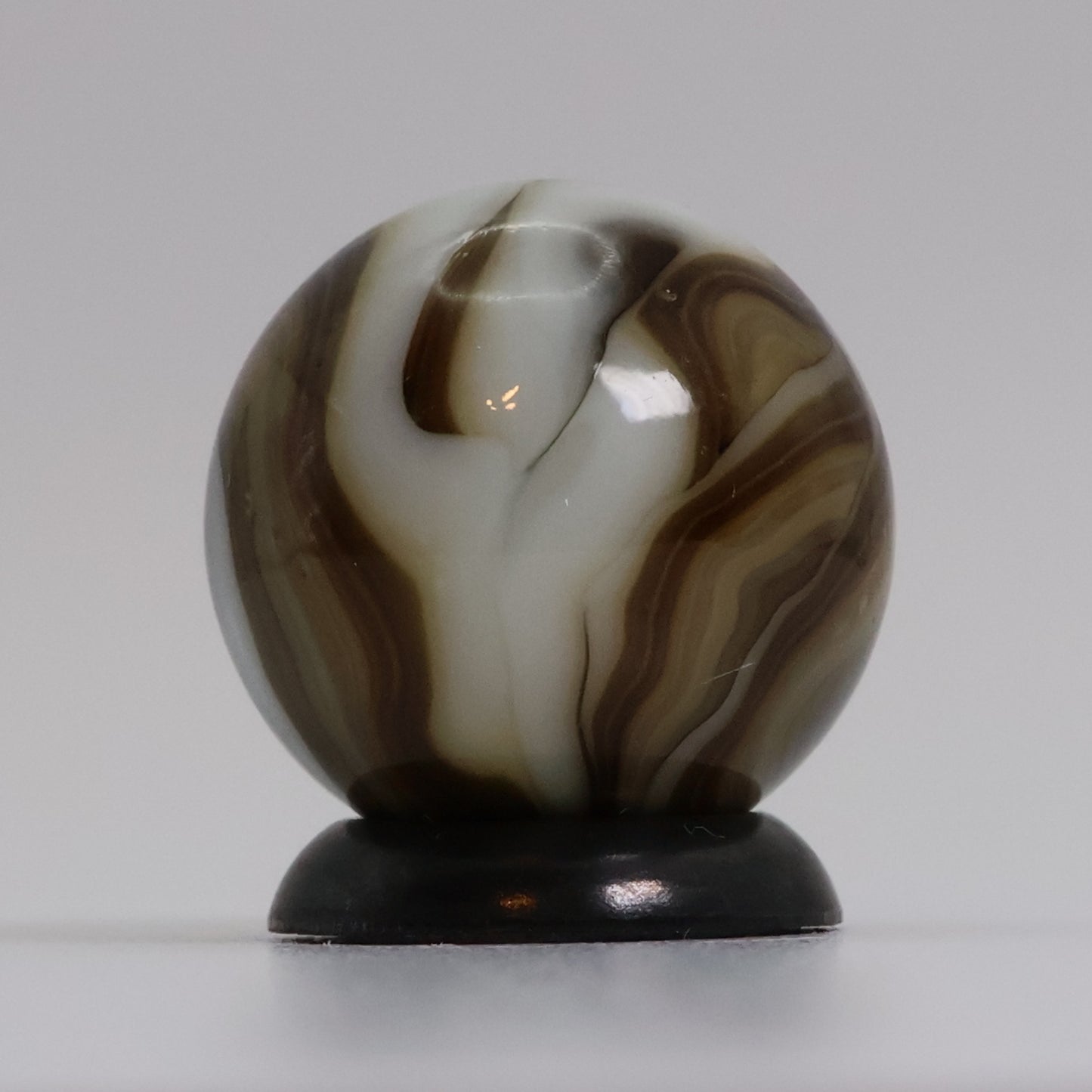 5/8" Swirl Marble Busy Pattern White & Brown NM+