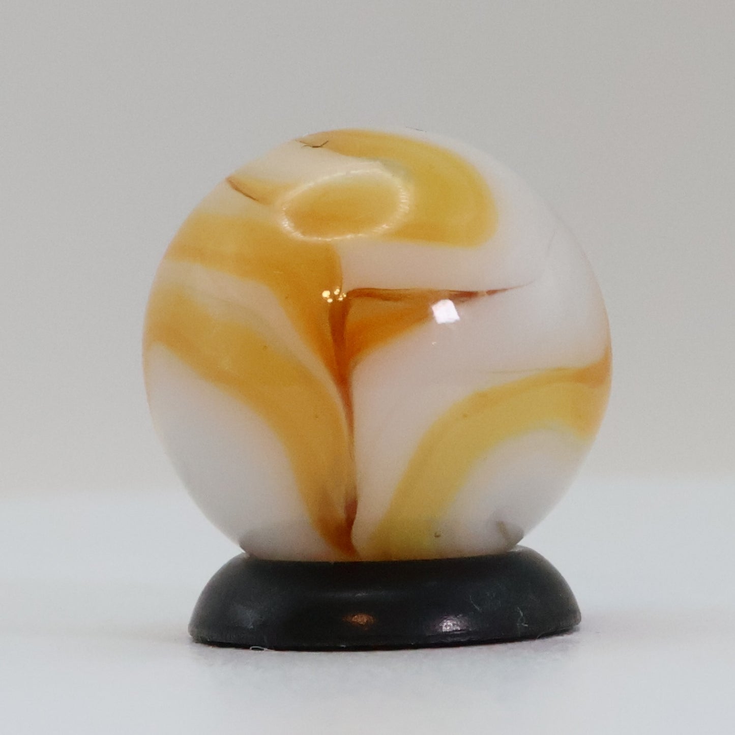 5/8" Swirl Marble Butterscotch & White NM+
