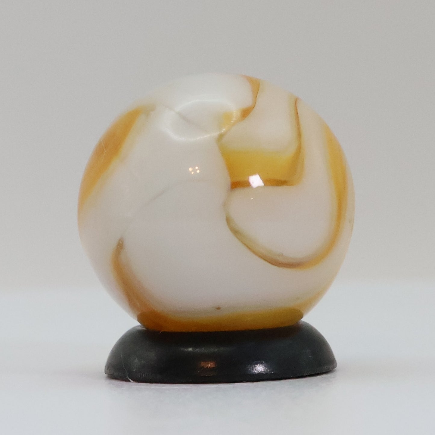 5/8" Swirl Marble Butterscotch & White NM+