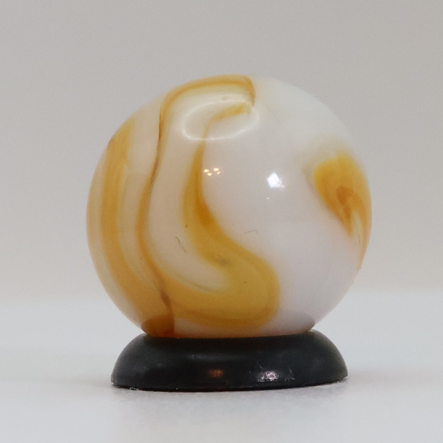 5/8" Swirl Marble Butterscotch & White NM+