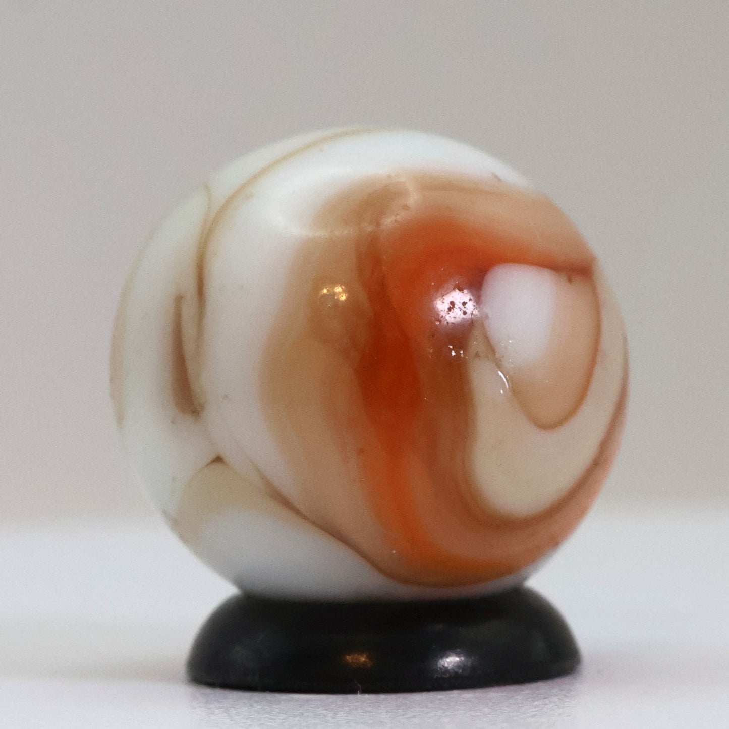 5/8" Swirl marble Peach Tan & White NM