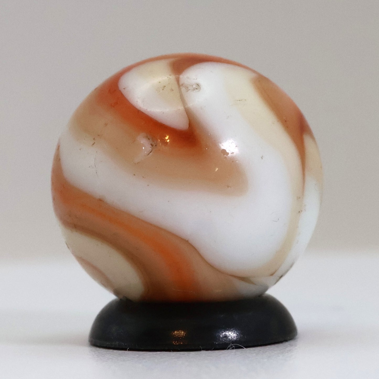 5/8" Swirl marble Peach Tan & White NM