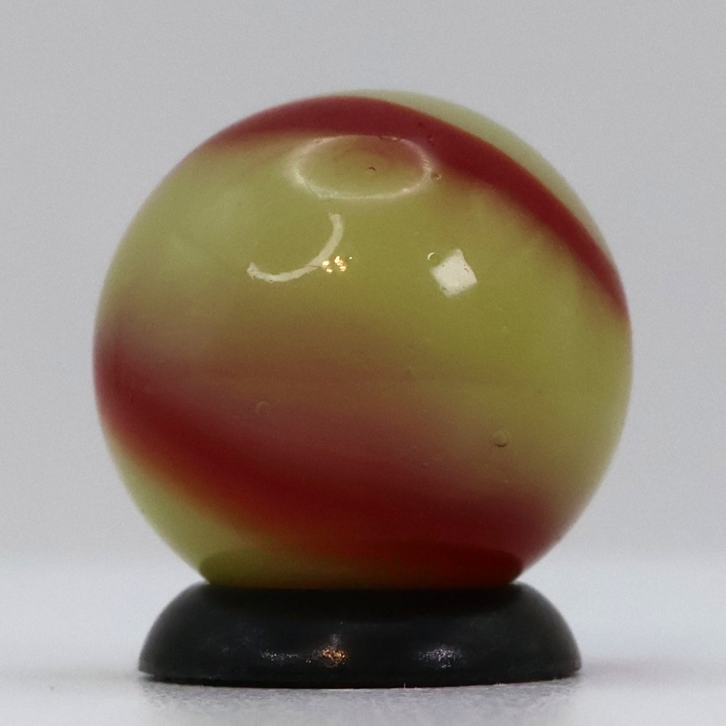 5/8" Peltier National Line Rainbo Marble Red Bee NM+