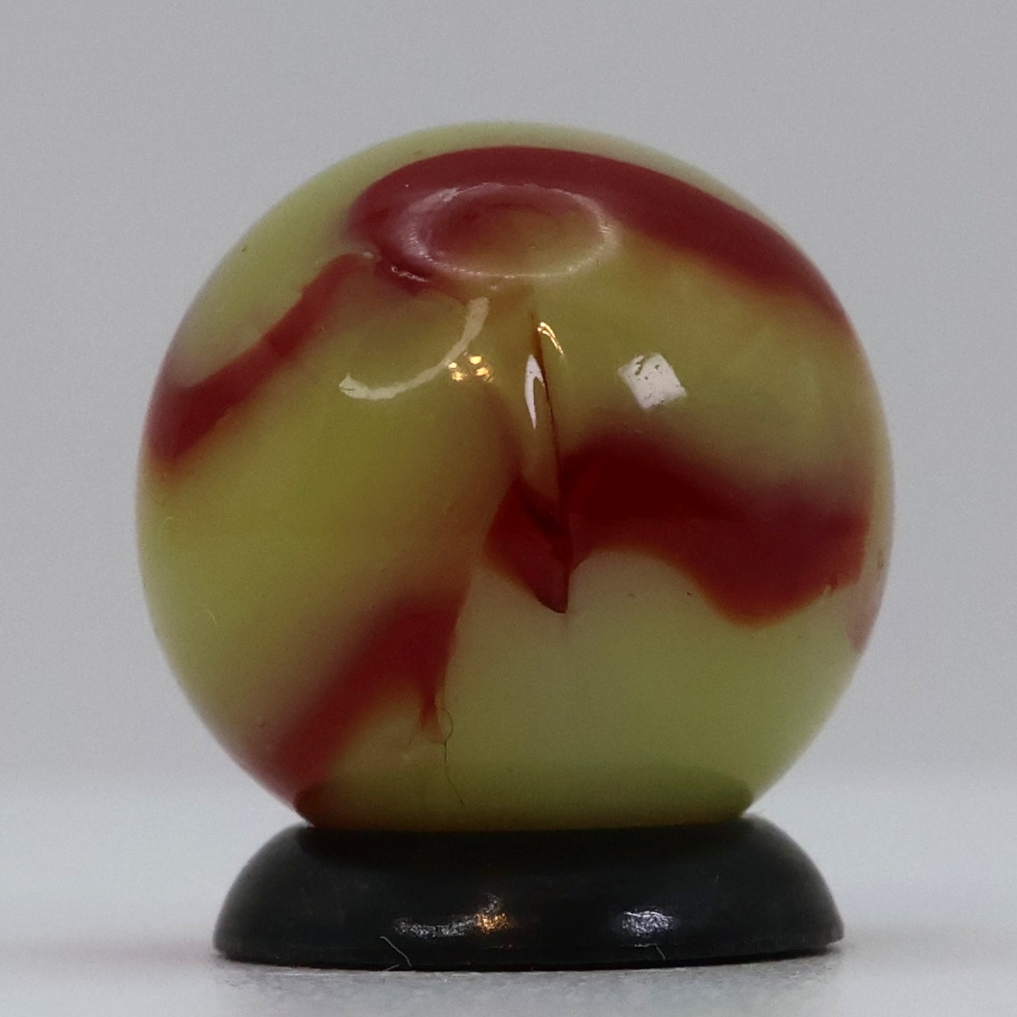 5/8" Peltier National Line Rainbo Marble Red Bee NM+