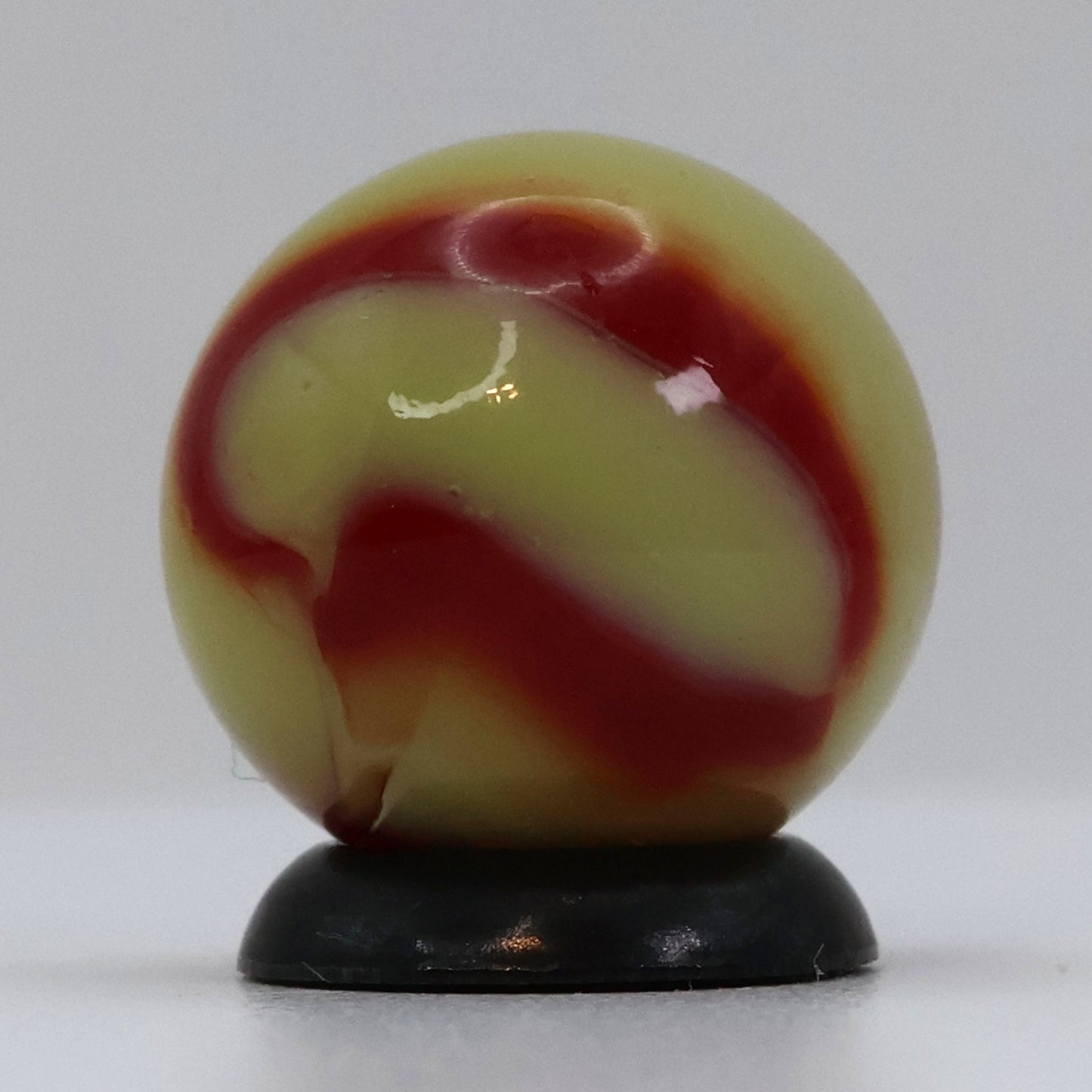 5/8" Peltier National Line Rainbo Marble Red Bee NM+