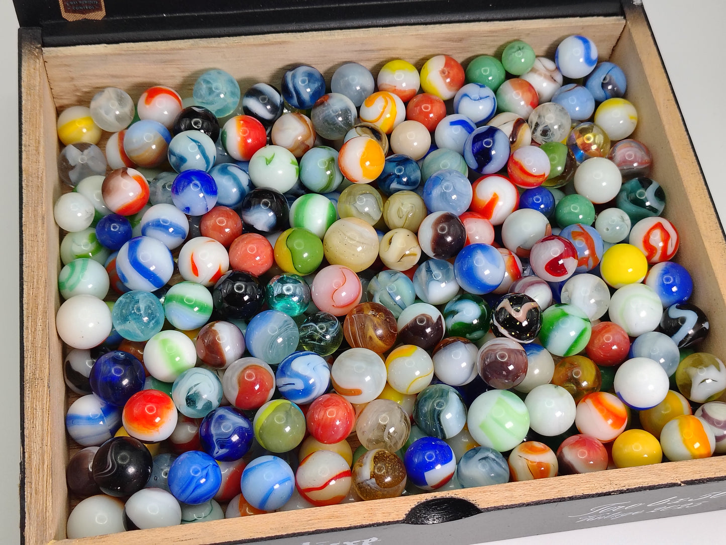 3lbs mixed vintage marbles in cigar box NM+ to M