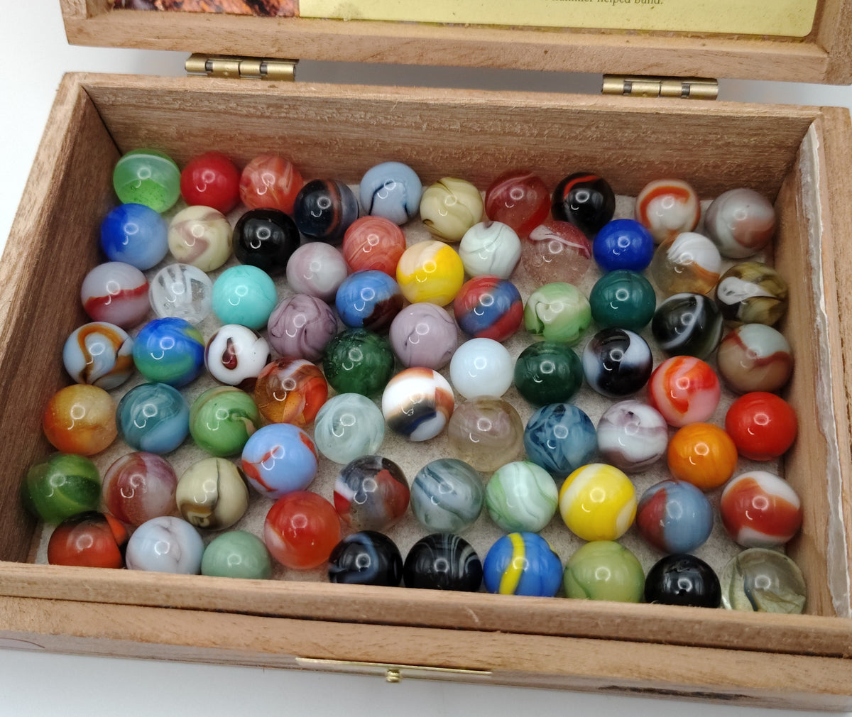 Variety of Marbles in cigar box- Smaller Marbles 14.0-15.5mm NM+ to M