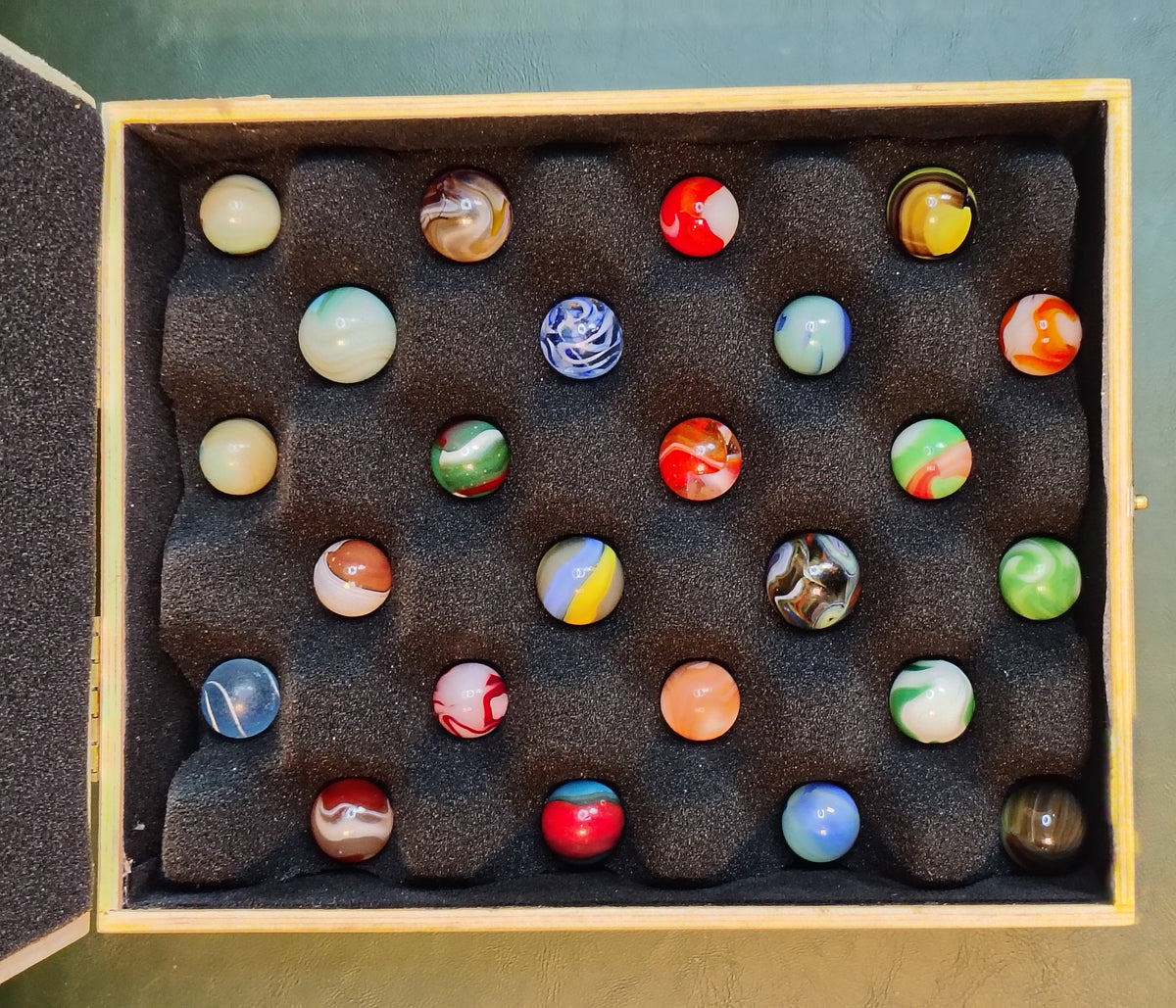 Foam padded cigar box with 24 great marbles! NM-M (see photos) Names in desc.