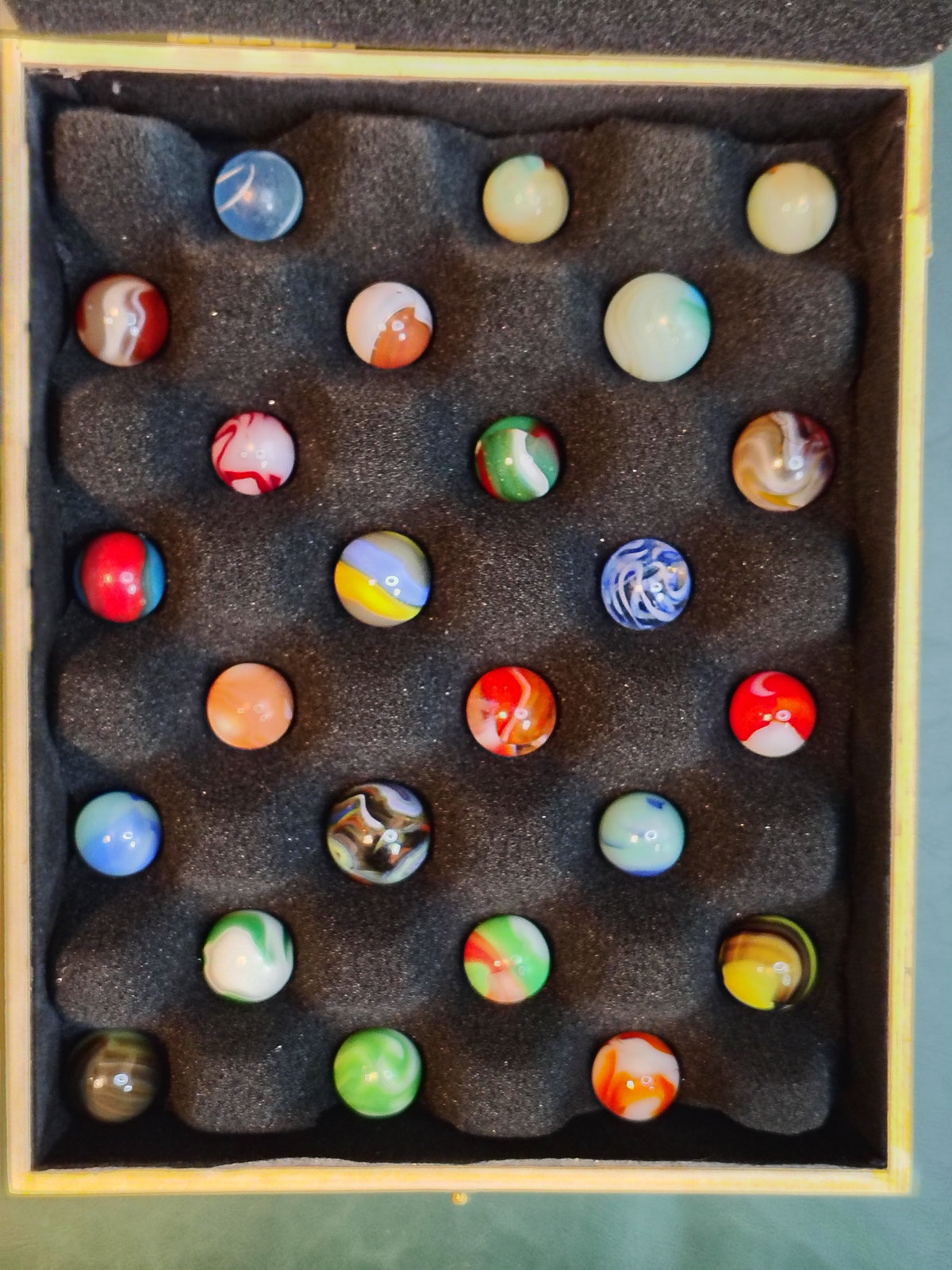 Foam padded cigar box with 24 great marbles! NM-M (see photos) Names in desc.
